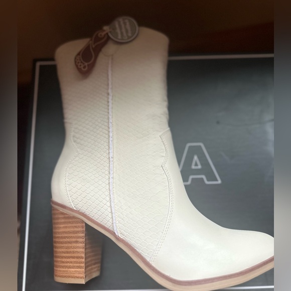 MIA Raylyn faux Snake Skin Detail Boots w/ Western Stitching - Picture 14 of 15